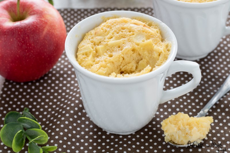 torta di mele in tazza